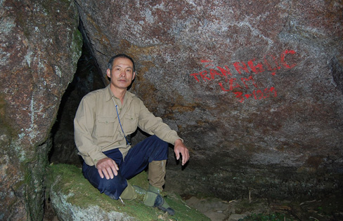 Ông Trần Ngọc Lâm sống trong hang đá trên đỉnh Fansipan