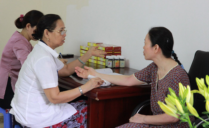 Bệnh nhân xếp hàng rất đông để được Lương y Nguyễn Quý Thanh khám bệnh, cấp thuốc trị tai biến