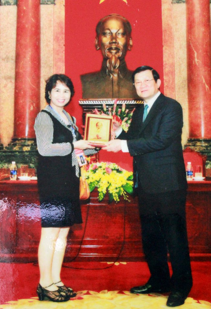 Nguyên Chủ tịch nước Trương Tấn Sang tặng quà lưu niệm cho lương y Nguyễn Quý Thanh